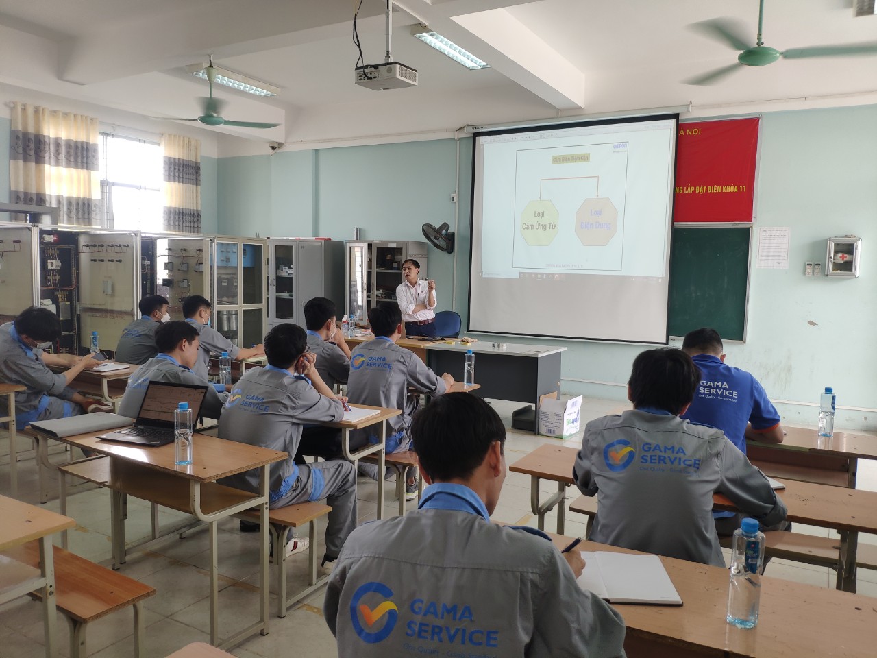 Cac-hoc-vien-Gama-Service-duoc-dao-tao-tai-Truong-Cao-dang-Nghe-Cong-nghe-Cao-Ha-Noi