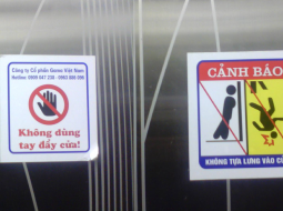 Giữ an toàn thang máy: Bạn hiểu các cảnh báo nguy hiểm trong thang máy đến đâu?