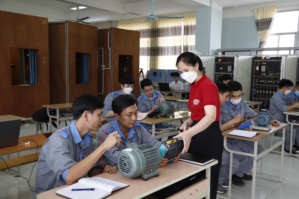 Cau-truc-chuong-trinh-dao-tao-ky-thuat-vien-thang-may-2