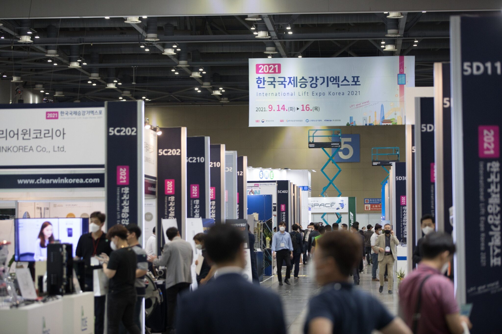 Lan-dau-tien-Viet-Nam-co-mat-tai-trien-lam-thang-may-quoc-te-9-2048x1366 (1)