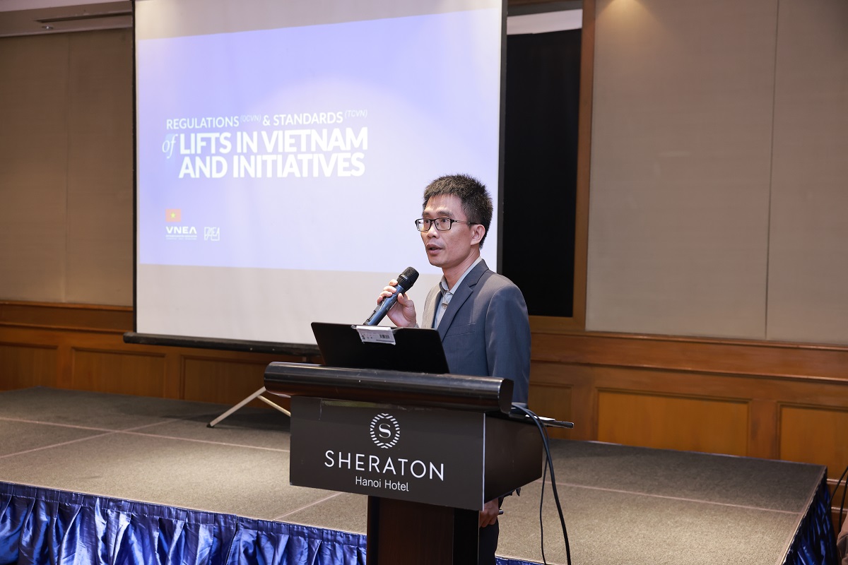 Ong-Nguyen-Duc-Hanh-Vien-truong-Vien-Ky-thuat-Ung-dung-Thang-may-trinh-bay-tham-luan-Quy-chuan-Tieu-chuan-va-Sang-kien-tu-VNEA-1