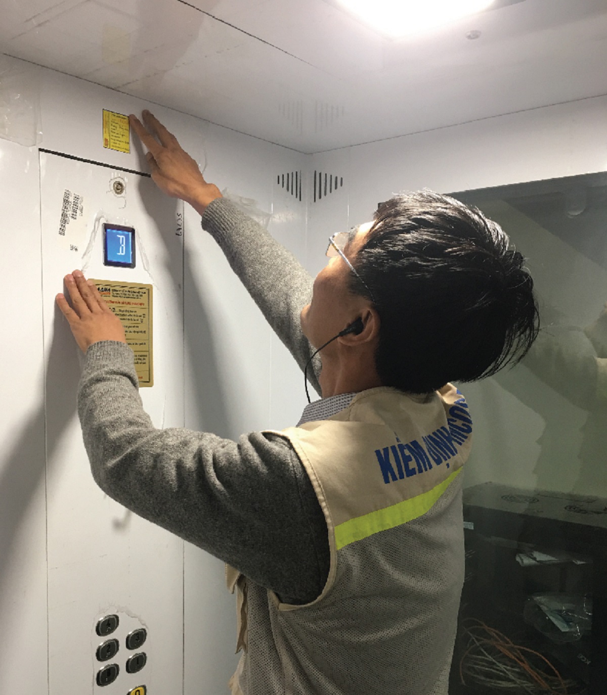 Quyen-duoc-biet-cua-nguoi-di-thang-may-1